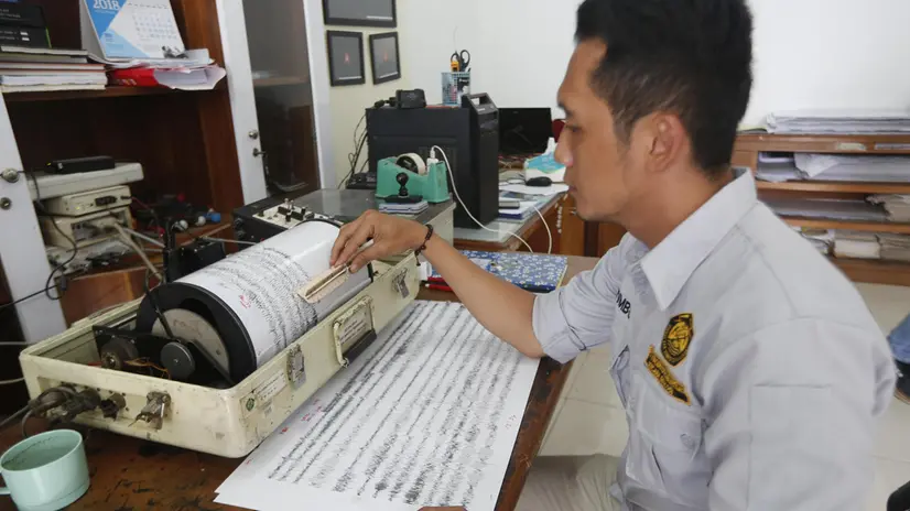 epa07248826 An officer examines a seismograph at the Anak Krakatau volcano monitoring station in Carita, Banten, Indonesia, 26 December 2018. According to the Indonesian National Board for Disaster Management (BNPB), at least 429 people are dead and 1.459 others have been injured after a tsunami hit the coastal regions of the Sunda Strait. EPA/ADI WEDA