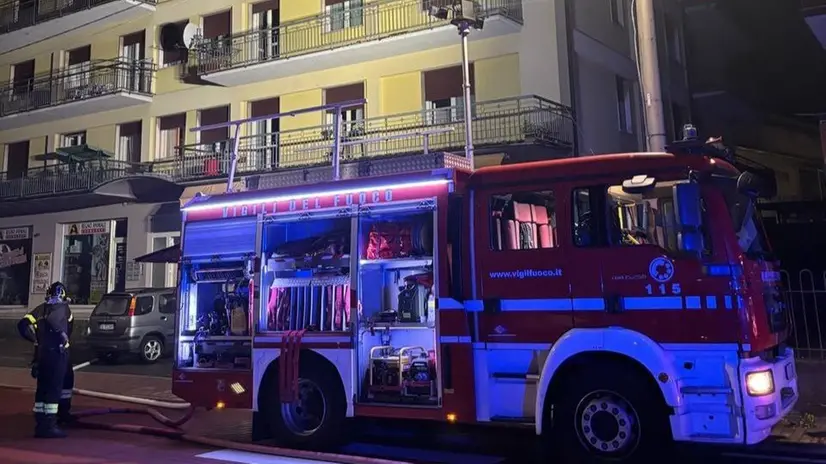 I Vigili del fuoco davanti alla palazzina nella quale si è sviluppato l'incendio