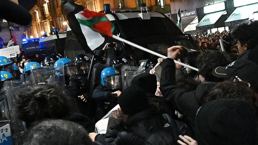 Tafferugli durante la manifestazione contro il genocidio di Gaza davanti alla sede rai di Torino, 13 febbraio 2024 ANSA/ALESSANDRO DI MARCO
