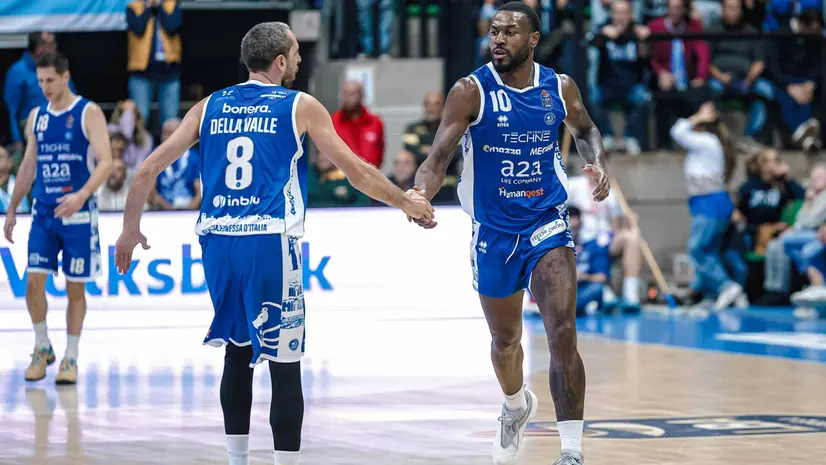 La guardia Amedeo Della Valle (24 punti a Treviso) e l’ala grande Jason Burnell (15 punti, 13 rimbalzi) - Foto MarcoBrondi // Ciamillo-Castoria