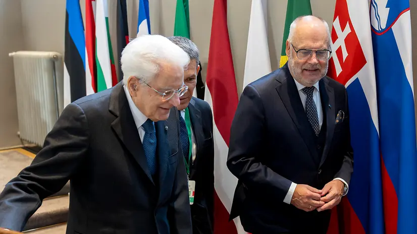 Tallinn - Il Presidente della Repubblica Sergio Mattarella accolto dal Presidente della Repubblica di Estonia, Alar Karis, in occasione della partecipazione alla XX Riunione dei Capi di Stato del Gruppo Arraiolos, oggi 10 ottobre 2025. (Foto di Paolo Giandotti - Ufficio Stampa per la Stampa e la Comunicazione della Presidenza della Repubblica)
