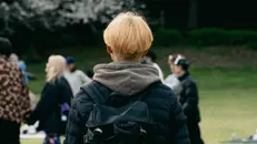 Un adolescente di spalle