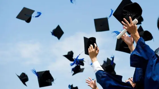 Laureati lanciano il tocco in cielo in segno di festa