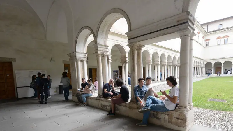 Studenti dell'UniBs nel chiostro di San Faustino