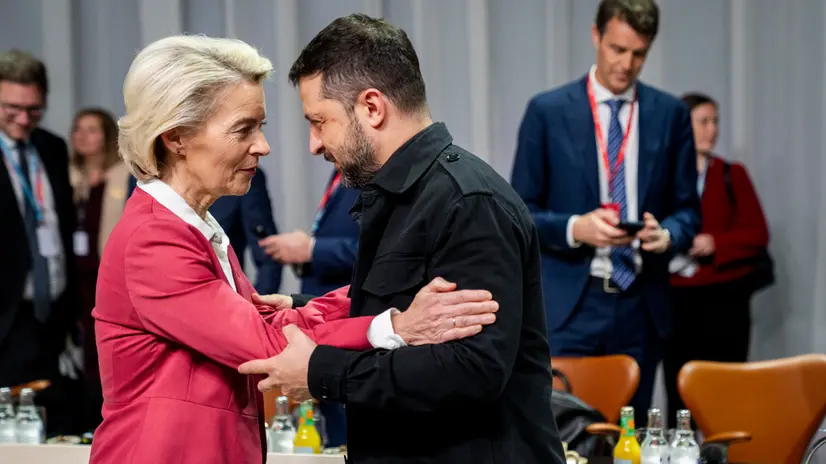 epa12424146 European Commission President Ursula von der Leyen (L) greets Ukraine's President Volodymyr Zelensky at the 7th meeting of the European Political Community (EPC) in Copenhagen, Denmark, 02 October 2025. The summit, bringing together leaders from across the continent, will focus on defense and support for Ukraine, the security situation in Europe, including economic security and migration. EPA/IDA MARIE ODGAARD DENMARK OUT