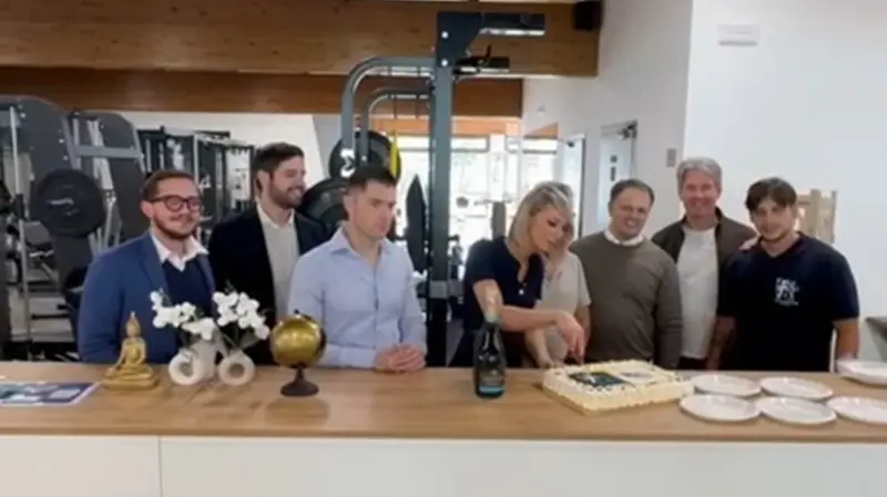 Il taglio della torta alla cerimonia di inaugurazione