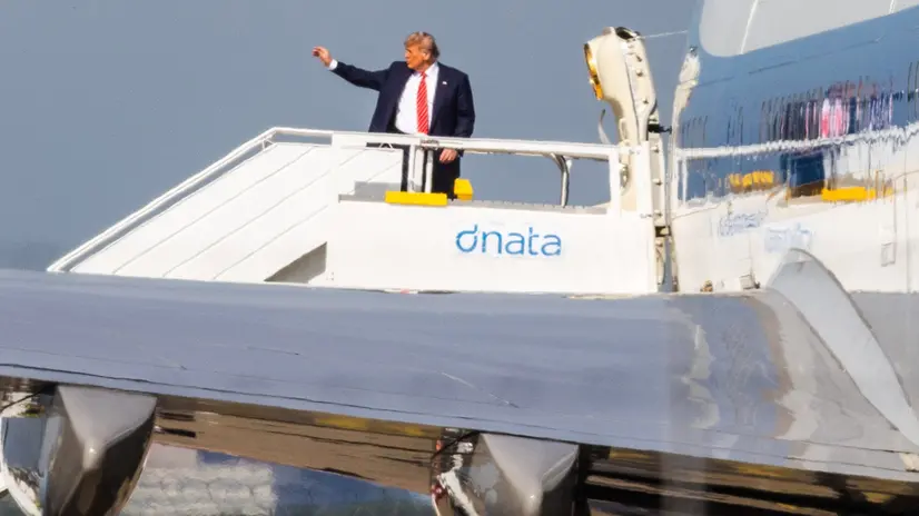 epa12197088 US President Donald Trump waves before boarding the Air Force One from Schiphol Airport, The Netherlands, 25 June 2025, after attending the NATO summit. EPA/JEFFREY GROENEWEG