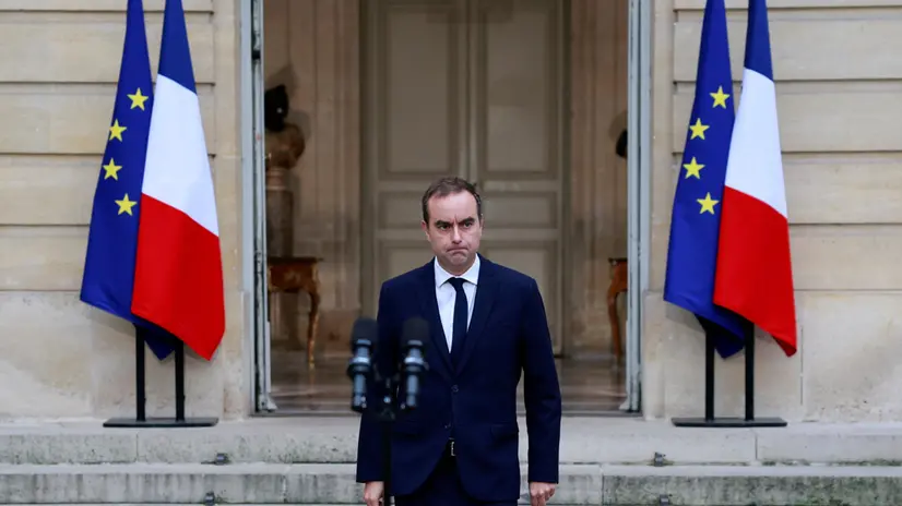 epa12438817 French outgoing Prime Minister Sebastien Lecornu arrives to deliver a statement in the courtyard of the Hotel Matignon following a series of talks with political parties' leaders, in Paris, France, 08 October 2025. French Prime Minister Lecornu resigned on 06 October, nearly a month after his appointment and shortly after his new cabinet was announced. EPA/STEPHANIE LECOCQ / POOL MAXPPP OUT