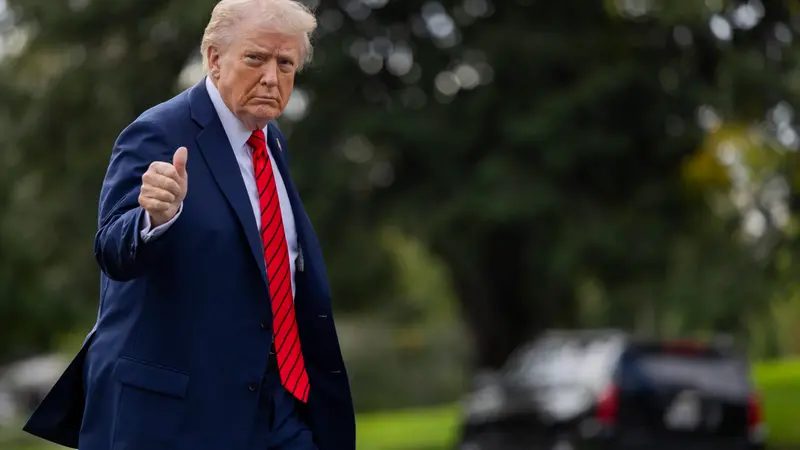epa12445434 US President Donald Trump walks to the Oval Office from Marine One on the South Lawn of the White House in Washington, DC, USA, 10 October 2025. President Trump returned from Walter Reed National Military Medical Center where he had a semiannual physical. EPA/SHAWN THEW / POOL