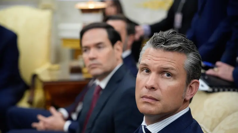 epa12405174 US Secretary of War Pete Hegseth (R) and US Secretary of State Marco Rubio (2-R) attend a meeting between US President Donald Trump and Turkish President Recep Tayyip Erdogan (not pictured) in the Oval Office of the White House, in Washington, DC, USA, 25 September 2025. EPA/YURI GRIPAS / POOL