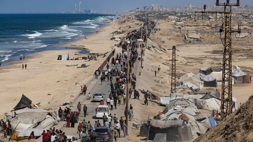 epa12445216 Displaced Palestinians walk carrying their belongings along the Al-Rashid coastal road near Wadi Gaza in the central Gaza Strip, heading toward Gaza City, 10 October, 2025. Israeli Prime Minister Benjamin Netanyahu's office announced on 09 October that the Israeli government had approved the Gaza ceasefire and hostage release plan. EPA/HAITHAM IMAD