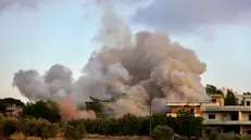 epa12387851 Smoke rises following an Israeli airstrike in the village of Kfar Tebnit, southern Lebanon, 18 September 2025. Israel's military conducted strikes targeting multiple towns, including Meiss El Jabal and Dibbine, and claimed it struck Hezbollah military targets in southern Lebanon, escalating tensions along the border. EPA/STRINGER