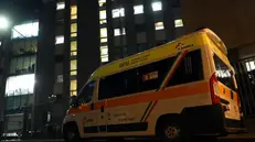 Un'ambulanza all'esterno dell'ospedale Valduce di Como. In questi giorni le strutture sanitarie del territorio faticano ad affrontare l'emergenza sanitaria dovuta alla diffusione del Covid 19. Como 10 Novembre 2020. ANSA / MATTEO BAZZI