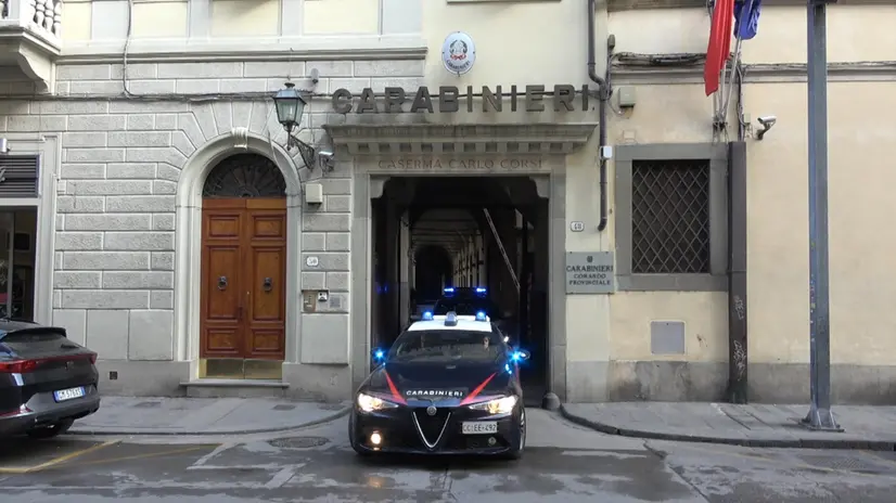 Automobili dei carabinieri escono dalla caserma dei Carabinieri di Firenze, 3 febbraio 2024. Una persona è stata fermata per le due bottiglie incendiarie lanciate contro il consolato degli Stati Uniti d'America di Firenze ANSA/CLAUDIO GIOVANNINI