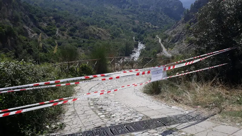 I sentieri per le Gole del Raganello chiuse con il nastro dei carabinieri dopo il sequestro disposto dal procuratore di Castrovillari, Eugenio Facciolla che ha aperto un fascicolo contro ignoti ipotizzando i reati di omicidio colposo, lesioni colpose, inondazione e omissione d'atti d'ufficio. Il 20 agosto 10 escursionisti sono morti nel torrente Raganello a causa di una esondazione improvvisa . ANSA/ANTONIO IANNICELLO