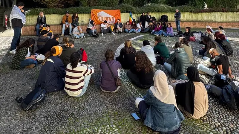 Uno degli incontri organizzati durante l'occupazione © www.giornaledibrescia.it