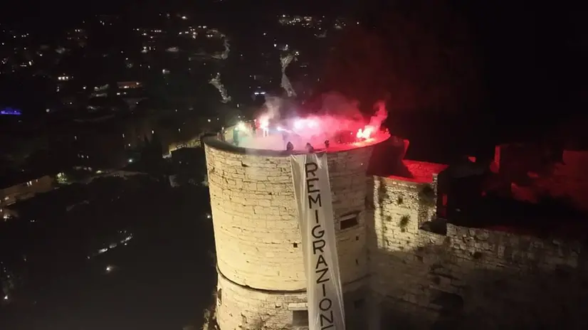 Lo striscione esposto sul castello