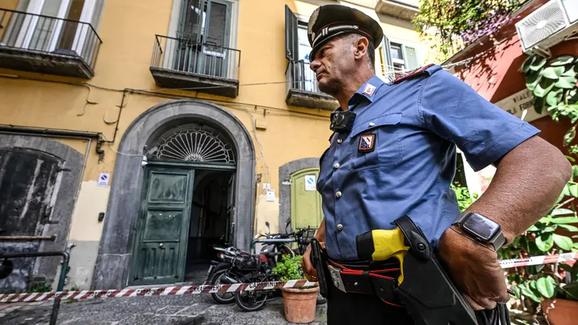 Due carabinieri sul luogo in cui altri carabinieri sono intervenuti per bloccare un uomo, poi morto in ambulanza, Napoli, 6 ottobre 2025. I militari erano intervenuti per la segnalazione di una lite in famiglia, il trentacinquenne ha aperto la porta e opposto resistenza. "Dopo diversi tentativi di calmarlo, alla fine è stato usato il taser, seguendo le procedure di utilizzo previste dalla legge", hanno riferito fonti investigative. ANSA / CIRO FUSCO