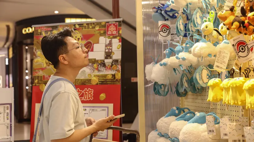 epa12379254 A man shops in a gift shop in Beijing, China, 15 September 2025. The National Bureau of Statistics (NBS) released data on 15 September showing that China's retail sales grew 3.4 percent year-on-year in August 2025, a decrease from 3.7 percent in the previous month and below market expectations of 3.8 percent. EPA/WU HAO