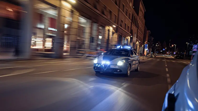Pattuglia questura Bolzano auto polizia di notte