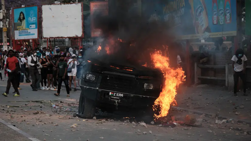 epa12447314 A police vehicle set alight by protesters burns during an anti-government protest in Antananarivo, Madagascar, 11 October 2025. Some Madagascar soldiers joined the so-called Gen Z protests, saying they would refuse any orders to shoot demonstrators. EPA/RAZAFINDRAKOTO MAMY