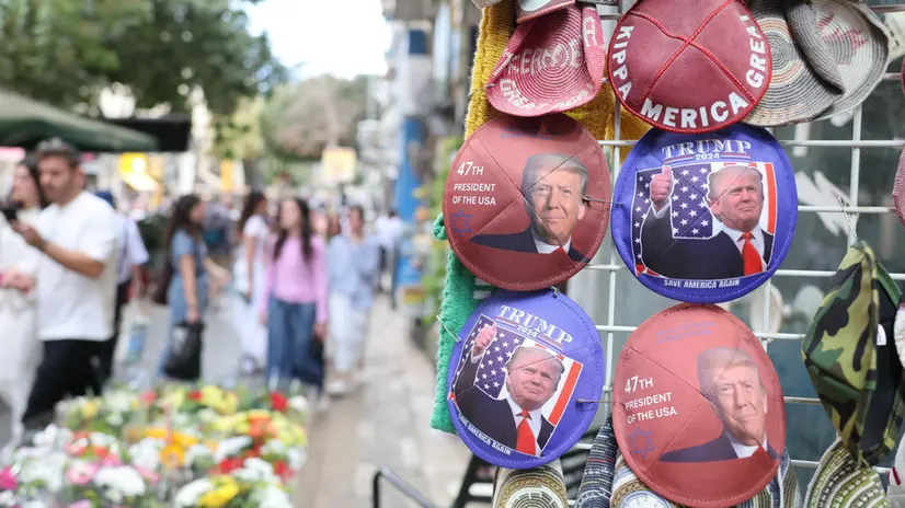 Alcune kippah raffiguranti Donald Trump - Foto Ansa © www.giornaledibrescia.it