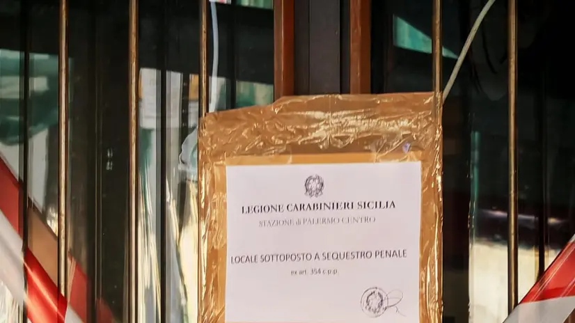 Fiori su un tavolnino del locale di Palermo a pochi metri dal Teatro Massimo, nel cuore della movida, 'O Scruscio', di fronte al quale il 21enne Paolo Taormina è stato ucciso la notte scorsa con un colpo di pistola alla testa. PAlermo, 12 ottobre 2025. ANSA / RUGGERO FARKAS