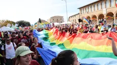 Un momento della Marcia per la Pace da Perugia ad Assisi.Sono decine di migliaia le persone che partecipano o assiepate lungo il percorso, Perugia, 12 ottobre 2025. ANSA / GIANLUIGI BASILIETTI