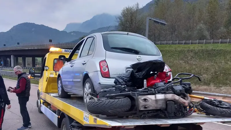 La moto distrutta dopo lo schianto