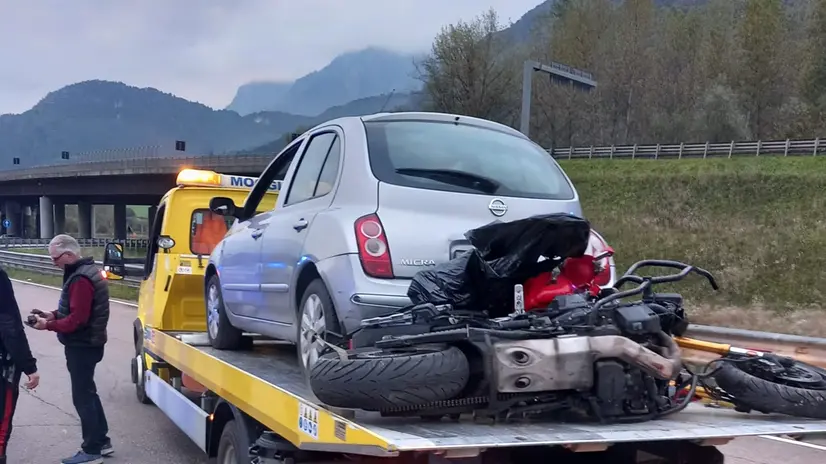 La moto distrutta dopo lo schianto
