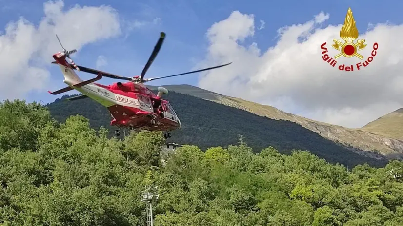 Durante un'escursione nel Maceratese su un sentiero di montagna piuttosto esposto sul Pizzo Berro in territorio di Ussita, una 64enne torinese è precipitata per circa 35 metri ed è deceduta. L'incidente è avvenuto intorno alle 15 mentre la vittima era in compagna del marito medico e di altri due escursionisti che non hanno invece subito alcuna conseguenza. Sul posto, oltre ai carabinieri, sono intervenuti i vigili del fuoco con l'elicottero Drago 54 da Pescara per recuperare il corpo senza vita della donna e il Soccorso alpino che ha assistito e riportato a valle gli altri escursionisti. ANSA/VIGILI DEL FUOCO +++FOTO DIFFUSA DALL'UFFICIO STAMPA - USARE SOLO PER ILLUSTRARE OGGI LA NOTIZIA INDICATA NEL TITOLO - NON ARCHIVIARE - NON VENDERE - NON USARE PER FINI NON GIORNALISTICI - NPK+++