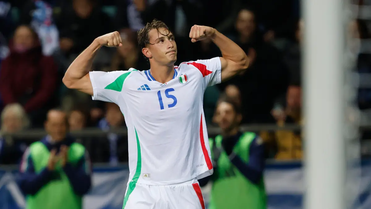 Esposito esulta mostrando i muscoli a Tallinn - Foto Epa/Toms Kalnins © www.giornaledibrescia.it