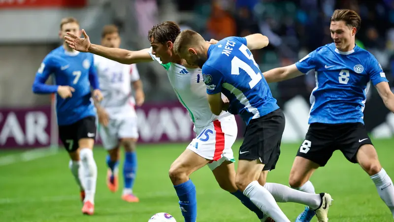 Esposito ingaggia un duello con l'estone Karol Mets - Foto Epa/Toms Kalnins © www.giornaledibrescia.it