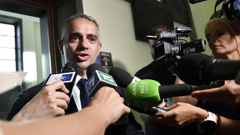 Domenico Aiello, avvocato difensore dell'ex governatore della Lombardia Roberto Maroni, parla con i giornalisti dopo la lettura della sentenza che vede il suo assistito condannato in quanto colpevole di aver fatto pressioni per far avere un contratto di lavoro a due ex collaboratrici, Maria Grazia Paturzo e Mara Carluccio, nellambito di Expo. Milano, 18 Giugno 2018. ANSA/FLAVIO LO SCALZO