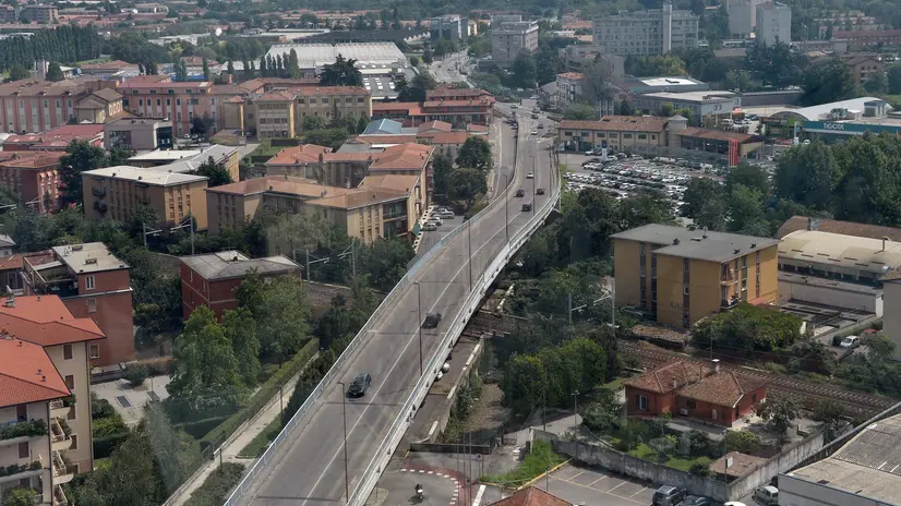 Il viadotto Kolbe e alcuni edifici a sud dei binari © www.giornaledibrescia.it