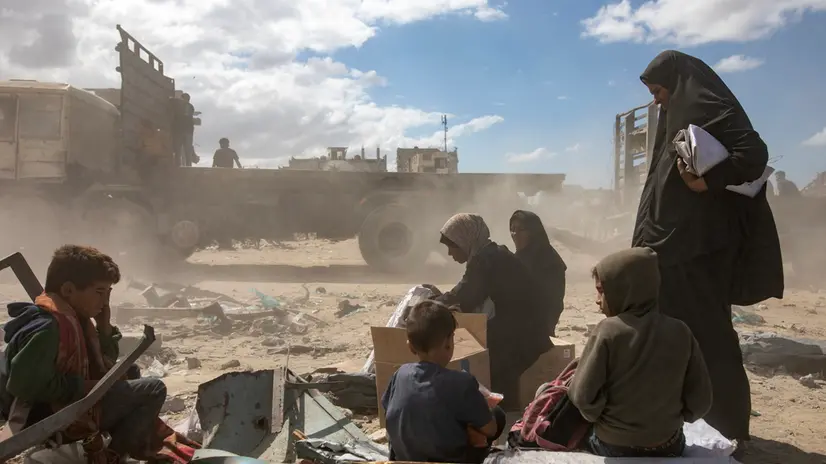 epa12448487 Palestinians wait for aid trucks in Khan Yunis in the southern Gaza Strip, on 12 October, 2025. EPA/HAITHAM IMAD