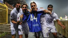 La dedica dei giocatori a Guglielmotti - Foto New Reporter Nicoli © www.giornaledibrescia.it