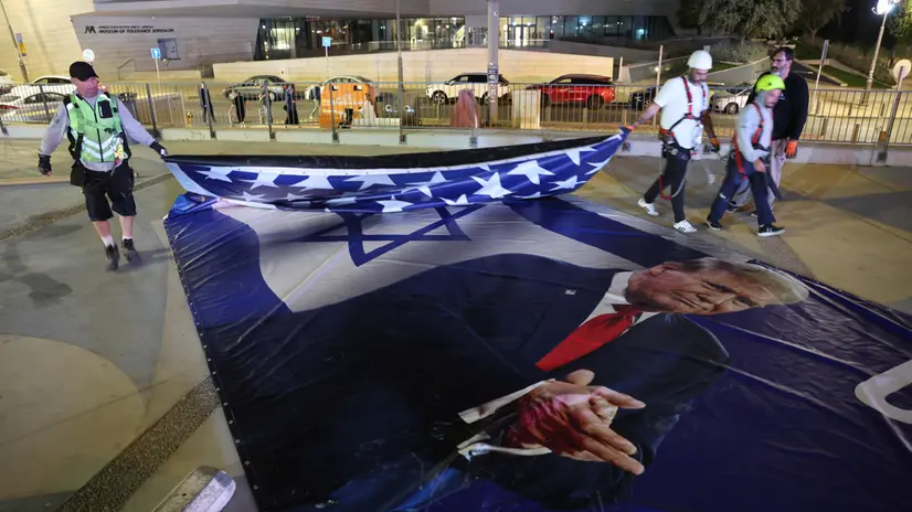 epa12448851 Workers hang a large banner thanking US President Trump ahead of his visit to Israel, in Jerusalem, 12 October 2025. According to a parliament spokesperson for the Israeli Knesset, President Trump will deliver a speech at the Knesset on 13 October 2025 in light of a ceasefire and hostages release deal between Israel and Hamas. The first phase of the Gaza peace plan includes the release of Israeli hostages and Palestinian prisoners, a partial withdrawal of Israeli forces, and the delivery of humanitarian aid to Gaza. EPA/ABIR SULTAN