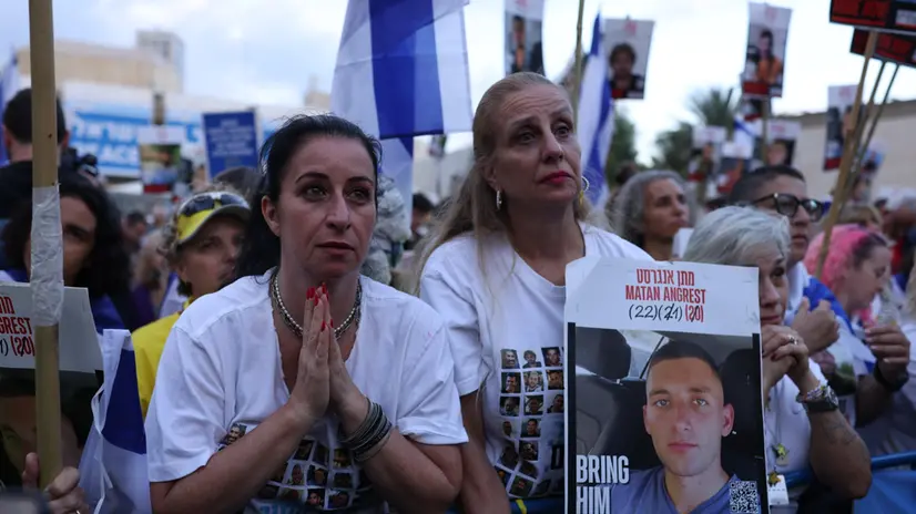 epa12449743 Israelis celebrate prior to the scheduled release of hostages held by Hamas, at Hostage Square in Tel Aviv, Israel, 13 October 2025. As part of the ceasefire agreement between Israel and Hamas, some 20 Israeli captives and around 2,000 Palestinian prisoners are scheduled to be released on 13 October. EPA/STRINGER