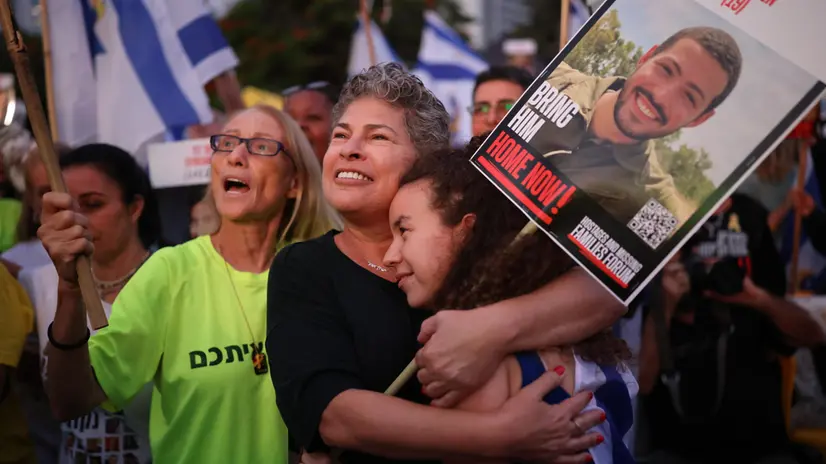 epa12449731 Israelis celebrate prior to the scheduled release of hostages held by Hamas, at Hostage Square in Tel Aviv, Israel, 13 October 2025. As part of the ceasefire agreement between Israel and Hamas, some 20 Israeli captives and around 2,000 Palestinian prisoners are scheduled to be released on 13 October. EPA/STRINGER