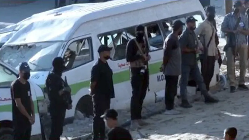 Consegna degli Ostaggi, milizianio Hamas schierati (FRAME)
