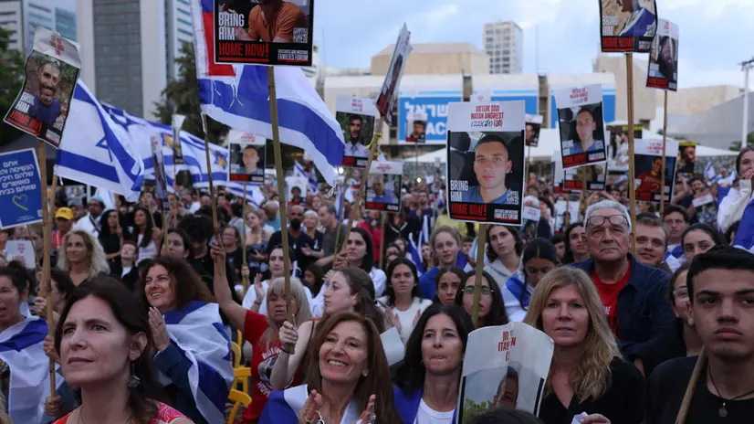 epa12449736 Israelis celebrate prior to the scheduled release of hostages held by Hamas, at Hostage Square in Tel Aviv, Israel, 13 October 2025. As part of the ceasefire agreement between Israel and Hamas, some 20 Israeli captives and around 2,000 Palestinian prisoners are scheduled to be released on 13 October. EPA/STRINGER