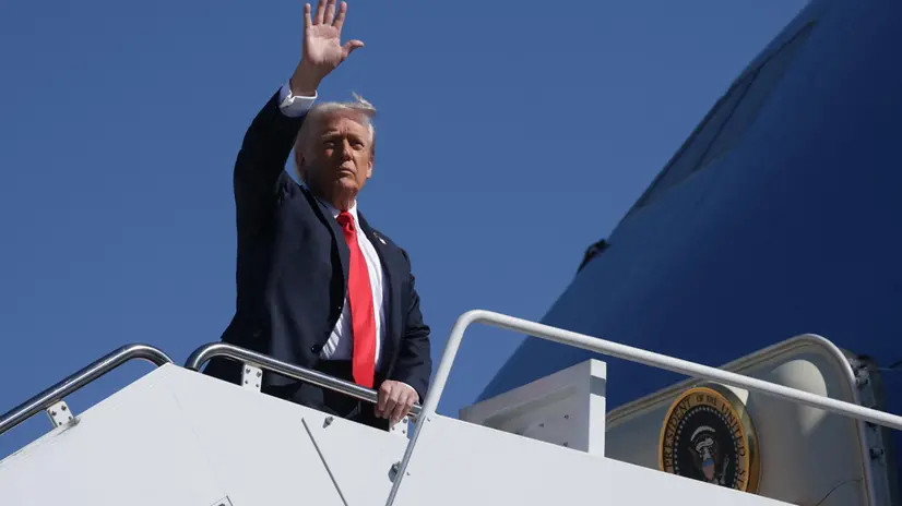 JOINT BASE ANDREWS, MARYLAND - OCTOBER 05: U.S. President Donald Trump waves as he boards Air Force One en route to Naval Station Norfolk prior to his visit to the USS George H.W. Bush aircraft carrier, on October 5, 2025 in Joint Base Andrews, Maryland. President Trump is visiting Naval Station Norfolk in Virginia for a celebration of the 250th birthday of the U.S. Alex Wong/Getty Images/AFP (Photo by ALEX WONG / GETTY IMAGES NORTH AMERICA / Getty Images via AFP)