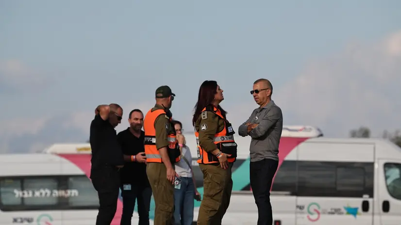 epa12449781 Israeli soldiers and hospital workers prepare ambulances and equipment to receive hostages released by Hamas at Shiba hospital in Ramat Gan, near Tel Aviv, Israel 13 October, 2025. The first phase of the Gaza peace agreement, reached between Israel and Hamas, includes the release of Israeli hostages and Palestinian prisoners, a partial withdrawal of Israeli forces, and the delivery of humanitarian aid to Gaza. EPA/ATEF SAFADI