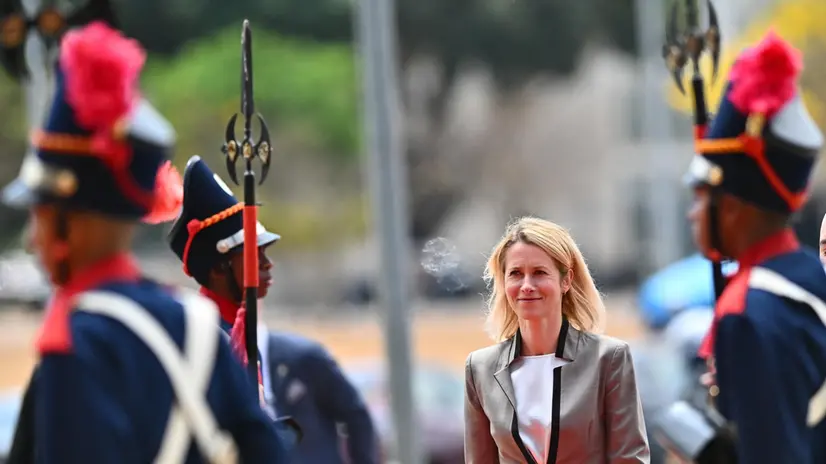 epa12390629 EU High Representative for Foreign Affairs and Security Policy Kaja Kallas (C) walks past honor guards as she arrives at the Itamaraty Palace in Brasilia, Brazil, 19 September 2025. The visit focuses on the relaunch of the EU-Brazil strategic partnership and the adoption of the EU-Mercosur agreement. EPA/ANDRE BORGES