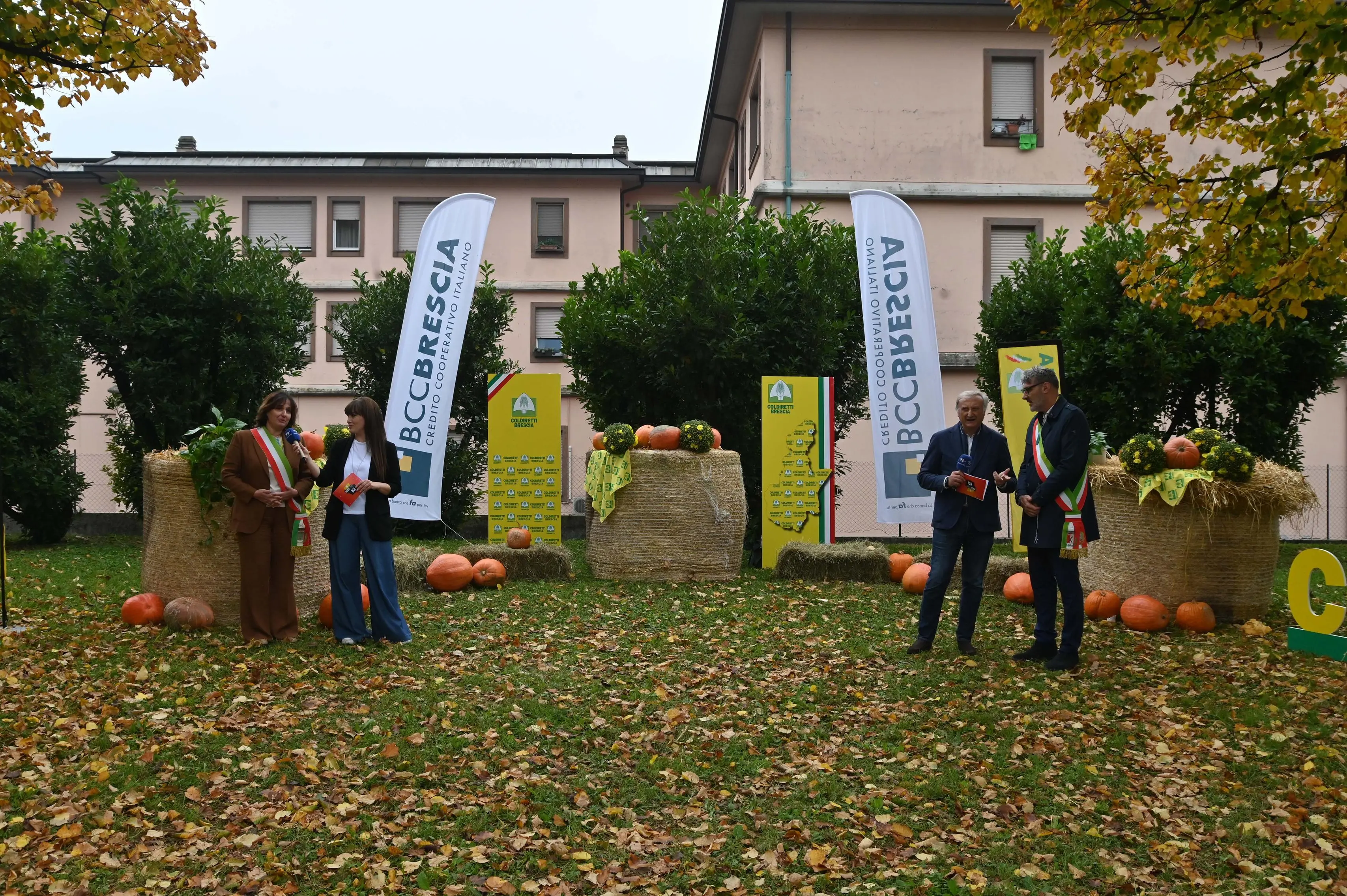 NAVE IN PIAZZA CON NOI REDAZIONE PROVINCIA 12-10-2025  GABRIELE STRADA NEW EDEN GROUP 