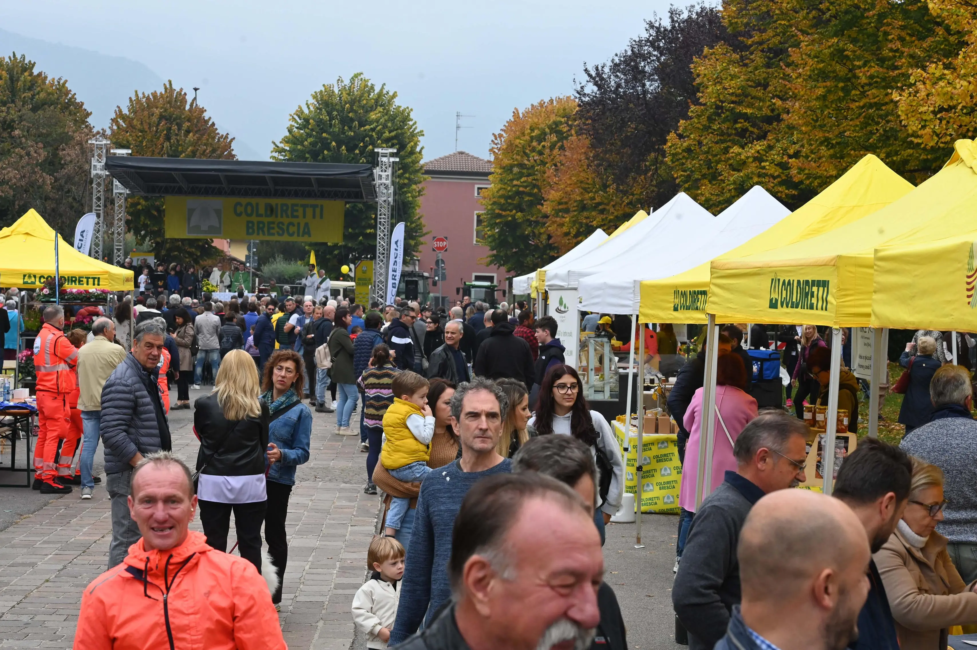 NAVE IN PIAZZA CON NOI REDAZIONE PROVINCIA 12-10-2025  GABRIELE STRADA NEW EDEN GROUP 