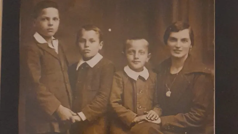 Maria Trivellini con i tre figli maschi - © www.giornaledibrescia.it