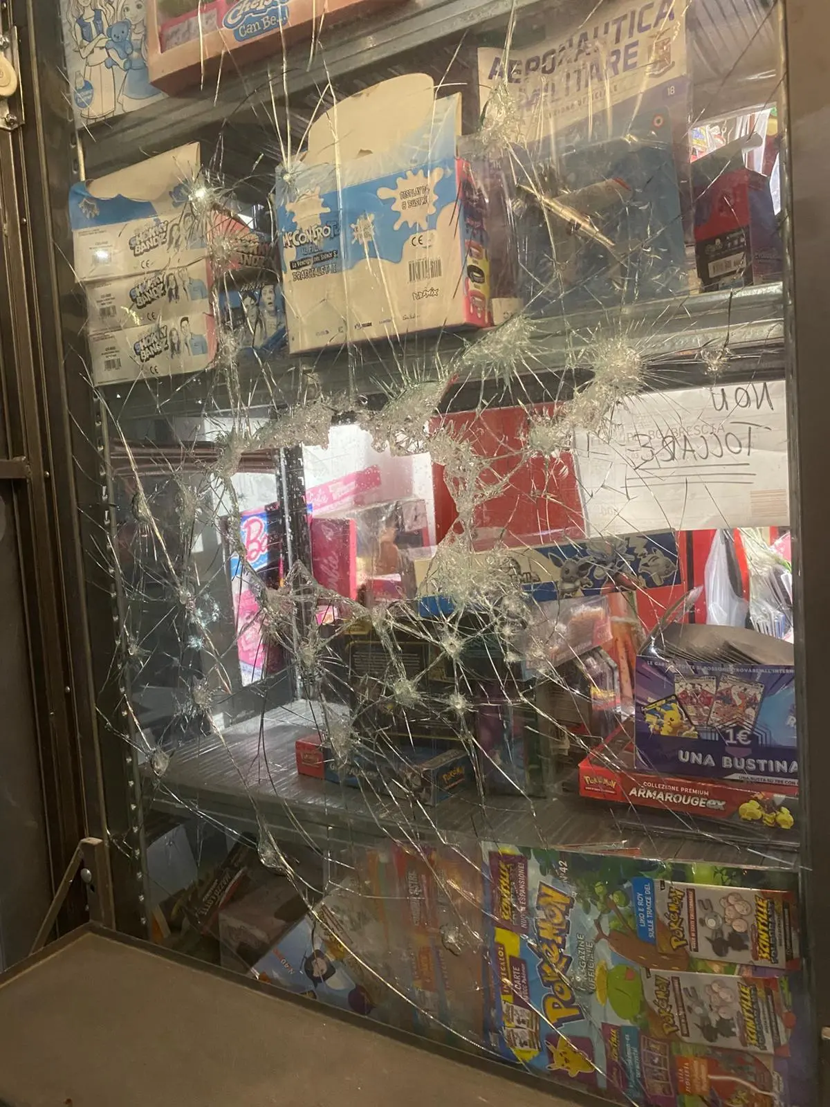 Colpo nella notte all'edicola di piazzale Cremona