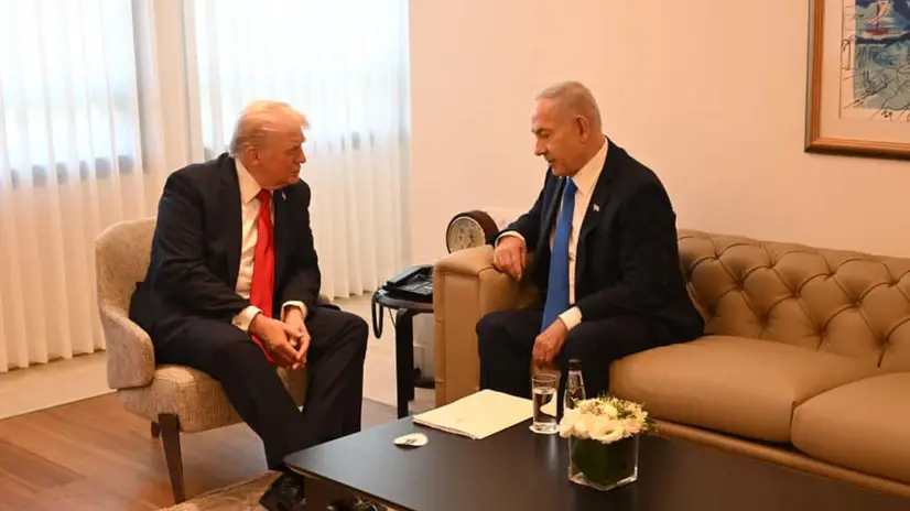 Il presidente Usa Donald Trump alla Knesset insieme a lui il premier israeliano Benyamin Netanyahu, 13 ottobre 2025. ANSA/US PRIMO MINISTRO ISRAELE +++ NPK +++ +++ ANSA PROVIDES ACCESS TO THIS HANDOUT PHOTO TO BE USED SOLELY TO ILLUSTRATE NEWS REPORTING OR COMMENTARY ON THE FACTS OR EVENTS DEPICTED IN THIS IMAGE - NO ARCHIVING - NO LICENSING - NPK +++